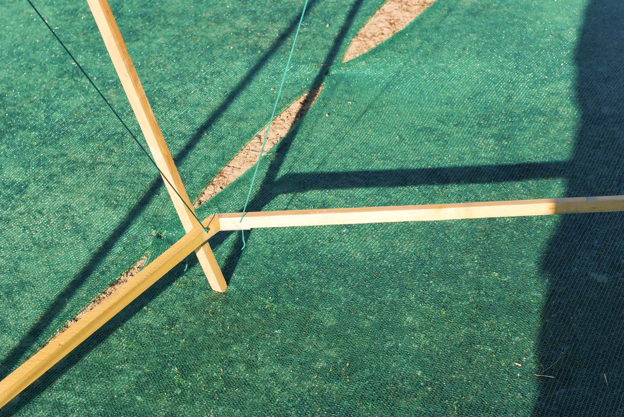 Cher Thésée, Pierre Feller, Sébastien Hoëltzener, détail du bas de la structure bois, départ des cables