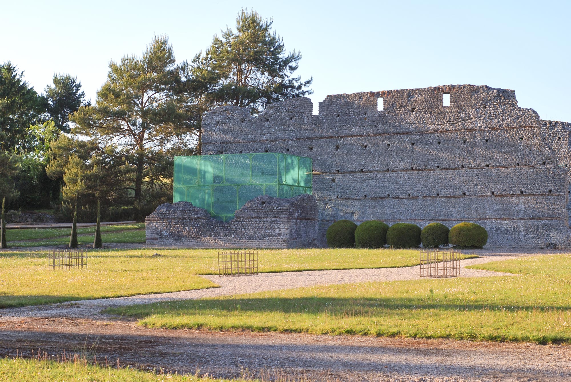 Cher Thésée, Pierre Feller, Sébastien Hoëltzener, vue du grand bâtiment gallo-romain, intervention plastique, le chaînage de briques du mur
